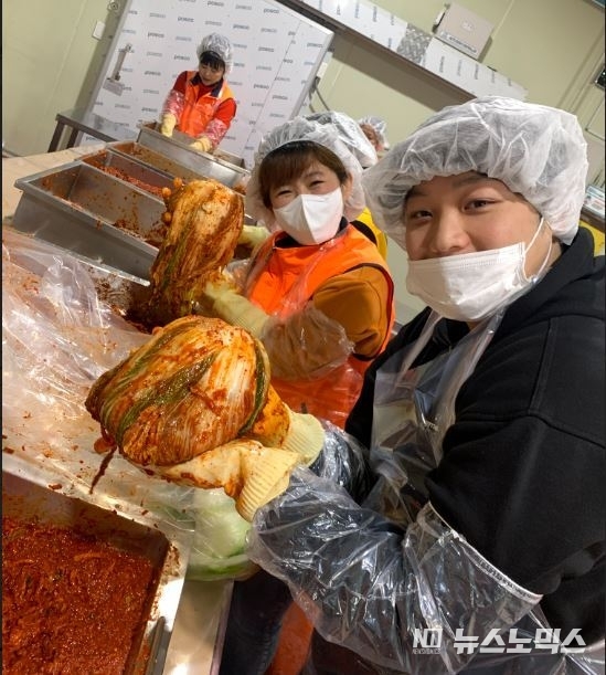 사랑의봉사단' 단원들이 김장 김치를 을 담그고 있다./사진=‘꿀맛나는세상’(주)
