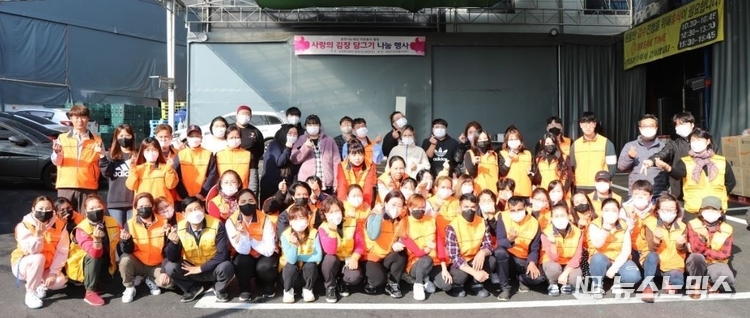 경기도 유망중소기업 육가공전문업체인 ‘꿀맛나는세상’(주) 전직원들로 부성된 '사랑의봉사단'이 사랑의 김장 담그기 나눔행사을 펼찬 뒤 기념촬영을 하고 있다./사진=‘꿀맛나는세상’(주)
