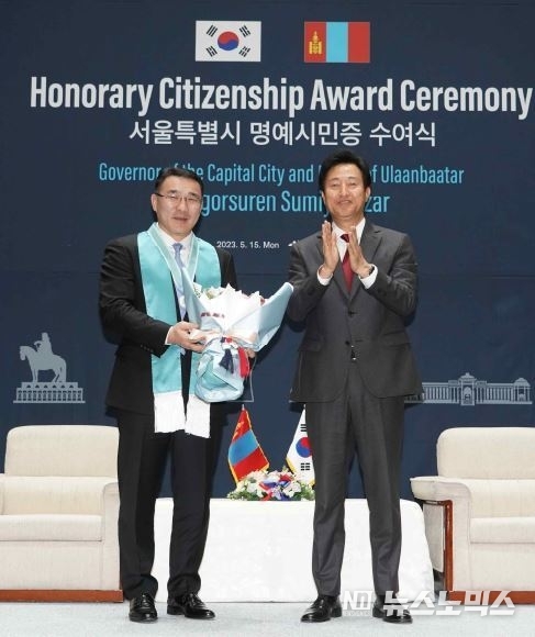 오세훈 서울시장은 15일 오후 서울시청에서 돌고르수렌 소미야바 자르 울란바타르 시장을 접견하고 명예시민증을 수여한 뒤 축하 박수를 치고 있다.'사진=서울시