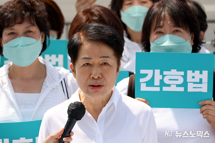 김영경 간협회장이 16일 서울 용산구 대통령실 앞에서 열린 간호법 대통령 거부권 결정을 규탄하는 기자회견에서 발언하고 있다. ⓒ정의철 기자