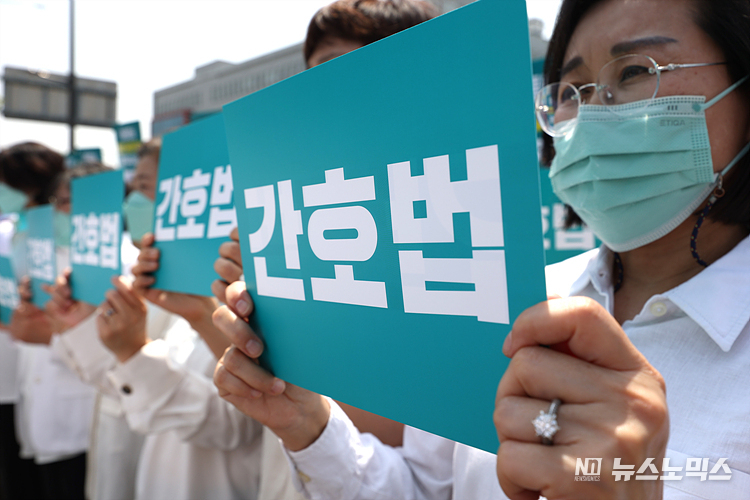 대한간호협회를 중심으로 한 간호법 제정 추진 범국민운동본부가 15일 서울 용산구 대통령실 앞에서 간호법 대통령 거부권 결정을 규탄하며 기자회견을 하고 있다. ⓒ정의철 기자