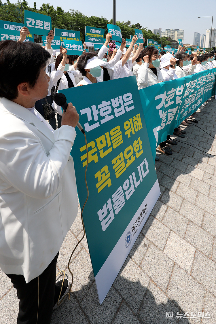 대한간호협회를 중심으로 한 간호법 제정 추진 범국민운동본부가 15일 서울 용산구 대통령실 앞에서 간호법 대통령 거부권 결정을 규탄하며 기자회견을 하고 있다. ⓒ정의철 기자