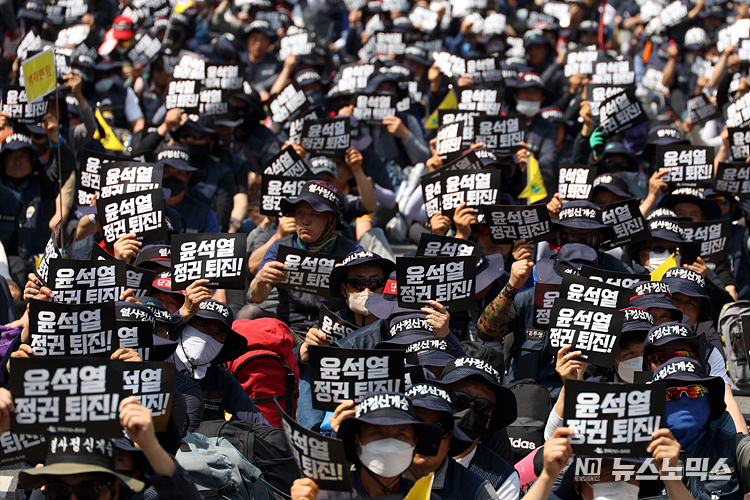 건설노조가 16일 서울 세종대로에서 이달 1일 분신해 숨진 노조 간부 고(故) 양회동 씨를 추모하고 노조 탄압 중단, 강압수사 책임자 처벌, 윤석열 정권 퇴진 등을 요구하는 1박2일 총파업대회를 하고 있다. ⓒ정의철 기자