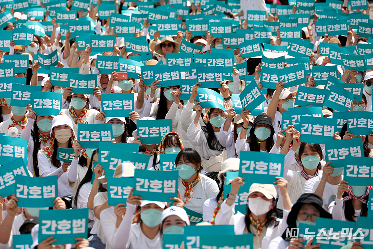 대한간호협회 소속 간호사들과 예비 간호사들이 19일 서울 중구 세종대로에서 '간호법 제정 거부권 행사 규탄 총궐기대회'를 하고 있다. 간호협회는 내년 총선을 겨낭해 총선기획단을 출범해 간호법을 악법으로 몬 정치인들을 심판하겠다고 예고했다. ⓒ정의철 기자