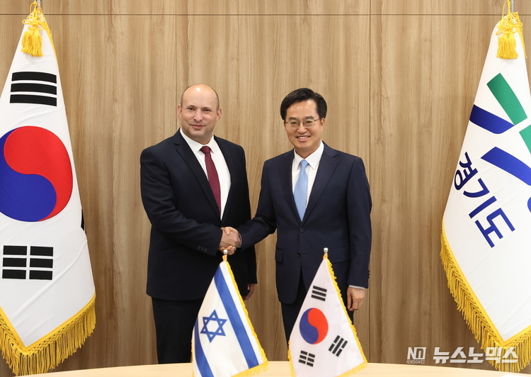 19일 경기도청서 만난 나프탈리 베네트 전 이스라엘 총리(우측)와 김동연 경기지사가 이스라엘과 경기도의 경제교륙 확대를 다짐하며 악수하고 있다.사진=경기도