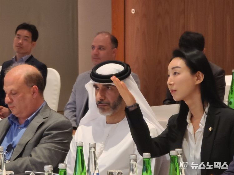 지난 18일(현지시간) 아랍에미리트(UAE) 아부다비의 WB Yas Island 호텔에서 엘텍유브이씨, 전국대도시시장협의회, AL FATTAN LTechUVC Green Energy 등 '그린수소 및 그린암모니아 활용을 위한 3자 업무협약을 체결하는 행사장에서 아랍에미리트 아즈만의 왕자 Sheikh Sultan Bin Rashed Bin Humaid Alnuaimi(가운데)와 엘텍UVC 이지영 대표(오른쪽)가 함께했다../사진=엘텍유브이씨