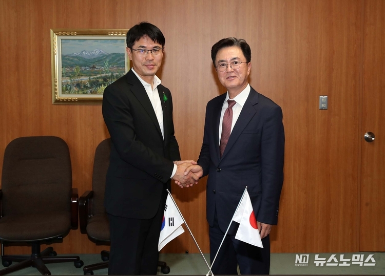 23일 일본 나라현과 교류·협력 확대 방안을 모색하기 위해 현지를 방문중인 김태흠 충남지사와 야마시타 마코토 지사를 만나 악수를 하고 있다./사진=충남도 