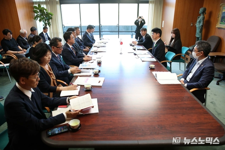 23일 일본을 방문중인 김태흠 충남지사와 야마시타 마코토 지사 등과 충남도와 나라현과의 교류 협력 확대 방안을 논의하고 있다./사진=충남도 