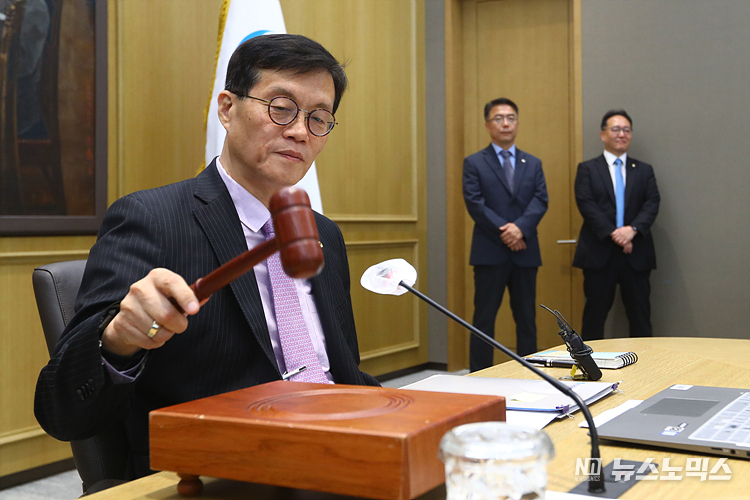 이창용 한국은행 총재가 25일 서울 중구 한국은행에서 열린 금융통화위원회 정기회의를 주재하고 있다. ⓒ사진공동취재단