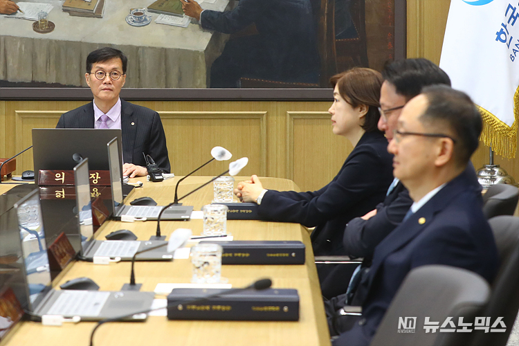 이창용 한국은행 총재가 25일 서울 중구 한국은행에서 열린 금융통화위원회 정기회의를 주재하고 있다. ⓒ사진공동취재단