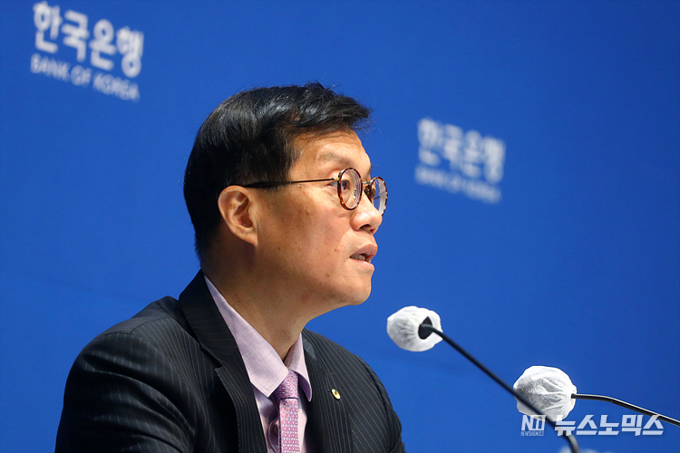이창용 한국은행 총재가 25일 서울 중구 한국은행에서 열린 통화정책방향 기자간담회에 참석해 결정 배경에 대한 설명을 하고 있다. ⓒ사진공동취재단