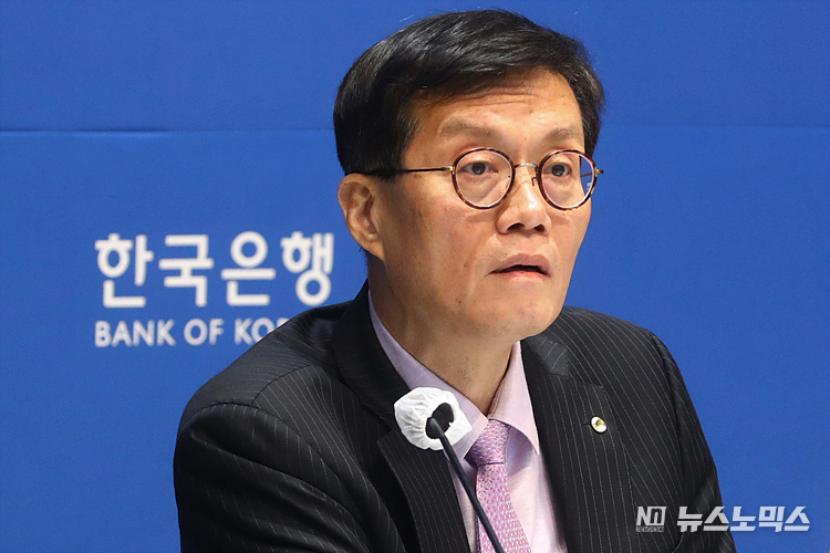 이창용 한국은행 총재가 25일 서울 중구 한국은행에서 열린 통화정책방향 기자간담회에 참석해 결정 배경에 대한 설명을 하고 있다. ⓒ사진공동취재단