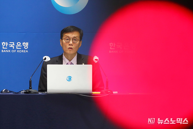 이창용 한국은행 총재가 25일 서울 중구 한국은행에서 열린 통화정책방향 기자간담회에 참석해 결정 배경에 대한 설명을 하고 있다. ⓒ사진공동취재단