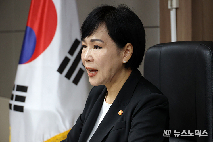 전현희 국민권익위원장이 30일 서울 종로구 정부서울청사에서 긴급 현안 관련 기자간담회를 하고 있다. 이날 전 위원장은 중앙선거관리위원회 고위 간부들의 '자녀 특혜 채용' 논란 등에 대해 입장을 밝혔다. ⓒ정의철 기자