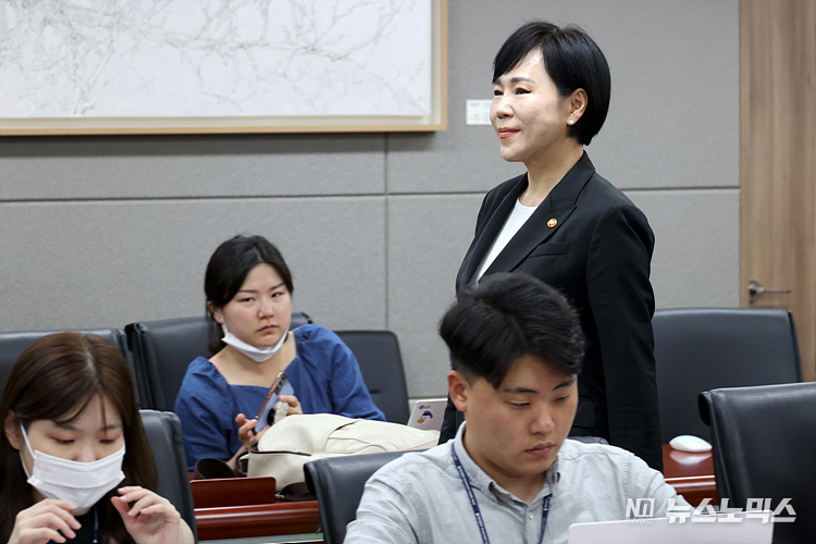 전현희 국민권익위원장이 30일 서울 종로구 정부서울청사에서 긴급 현안 관련 기자간담회에 참석하고 있다. 이날 전 위원장은 중앙선거관리위원회 고위 간부들의 '자녀 특혜 채용' 논란 등에 대해 입장을 밝혔다. ⓒ정의철 기자