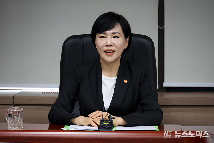 전현희 국민권익위원장이 30일 서울 종로구 정부서울청사에서 긴급 현안 관련 기자간담회를 하고 있다. 이날 전 위원장은 중앙선거관리위원회 고위 간부들의 '자녀 특혜 채용' 논란 등에 대해 입장을 밝혔다. ⓒ정의철 기자