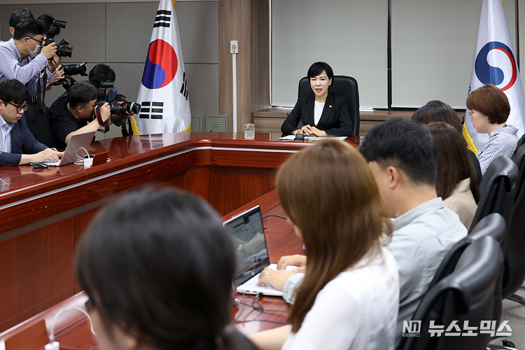 전현희 국민권익위원장이 30일 서울 종로구 정부서울청사에서 긴급 현안 관련 기자간담회를 하고 있다. 이날 전 위원장은 중앙선거관리위원회 고위 간부들의 '자녀 특혜 채용' 논란 등에 대해 입장을 밝혔다. ⓒ정의철 기자