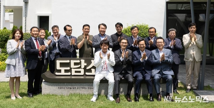 31일 수원 팔달구 소재 경기도 도담소에서 열린 오찬 간담회에서 김동연 경기지사와 이범헌 한국예술문화단체총연합회(한국예총) 회장, 천진철 경기예총 회장 등 한국예총 임원진 14명이 '예술인 기회소득'과 관련, 의견을 나눈 뒤 기념촬영을 하고 있다./사진=경기도