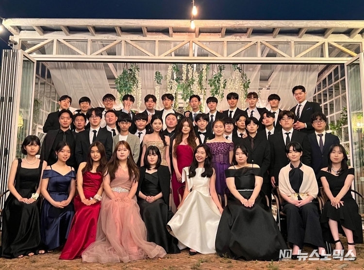도심형 국제교육기관인 페이스튼 기독국제학교의 12기 졸업생들 기념촬영./사진=페이스튼