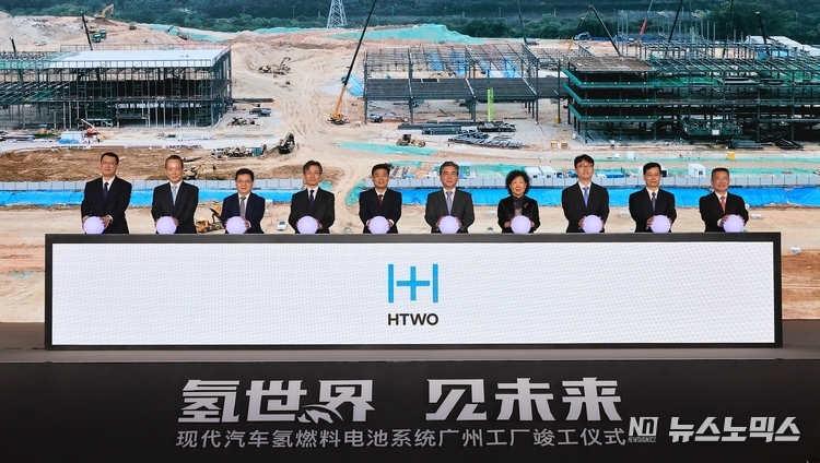 1일(목) 중국 광둥성(省) 광저우시(市) 황푸구(區)에서 ‘HTWO 광저우’ 준공식에 참석한 린커칭(林克慶, Lin KeQing) 광둥성 정협 주석 겸 광저우시 서기, 리신(李心, Li Xin) 광둥성 정협 부주석, 강상욱 주광저우대한민국 총영사, 이옥헌 산업통상자원부 수소경제정책관, 장재훈 현대자동차 사장 등이 준공 버튼을 누르고 있다./사진=현대차그룹
