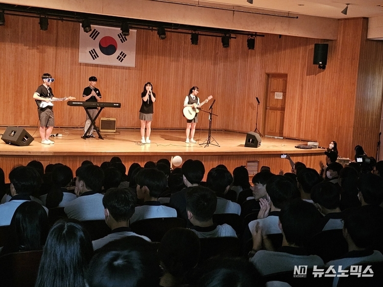 1일 경기 수원시 망포중학교에서 열린 학내 버스킹에서 학생들이 댄스와 밴드, 우쿨렐레&칼림바 등의 연주를 선보이며 그동안 갈고 딱은 실력을 유감없이 발휘했다./사진=망포중학교