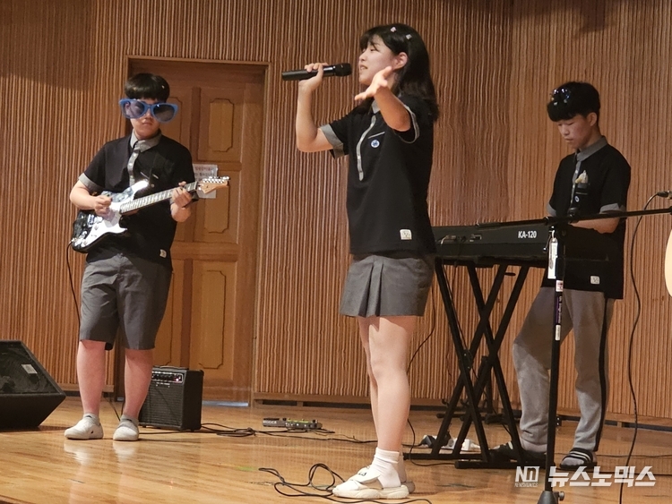 1일 경기 수원시 망포중학교에서 열린 학내 버스킹에서 학생들이 댄스와 밴드, 우쿨렐레&칼림바 등의 연주를 선보이며 그동안 갈고 딱은 실력을 유감없이 발휘했다./사진=망포중학교