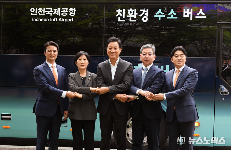 7일 오후 서울시청서 열리는 ‘수소 모빌리티 선도도시 서울 조성 업무협약(MOU)’에 앞서서 추형욱 SK E&S 사장(맨왼쪽), 한화진 환경부장관, 오세훈 서울시장, 장재훈 현대차 사장, 이종호 티맵모빌리티 사장이 수소버스 앞에서 기념 촬영을 하고 있다/사진=현대자동차
