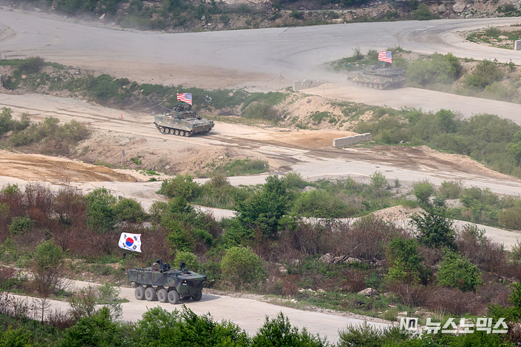 7일 경기 포천시 승진과학화훈련장에서 열린 '연합합동 화력격멸훈련'에서 한미 전차들이 기동하고 있다. ⓒ정의철 기자