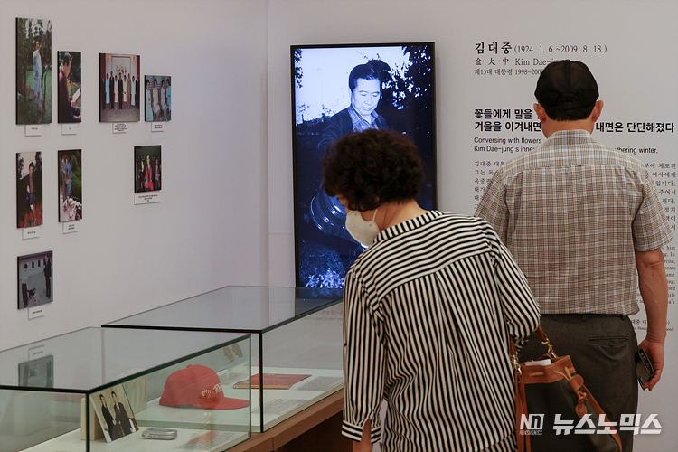 8일 서울 청와대 본관에서 문화체육관광부가 청와대 개방 1주년을 맞아 특별 전시한 대통령 역사 전시 '우리 대통령의 이야기-여기 대통령들이 있었다'를 시민들이 관람하고 있다. ⓒ정의철 기자