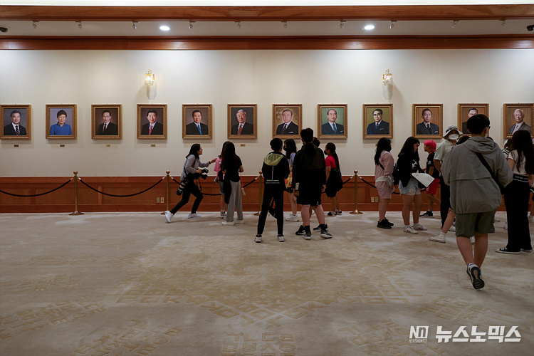 8일 서울 청와대 본관에서 문화체육관광부가 청와대 개방 1주년을 맞아 특별 전시한 대통령 역사 전시 '우리 대통령의 이야기-여기 대통령들이 있었다'를 시민들이 관람하고 있다. ⓒ정의철 기자