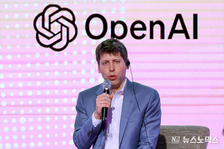 샘 알트만 오픈AI 대표가 9일 서울 여의도 63스퀘어에서 진행된 K-Startups meet OpenAI 행사에 참석해 국내 스타트업 대표들과 취재진의 질문에 답변하고 있다. ⓒ정의철 기자