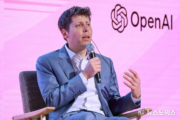 샘 알트만 오픈AI 대표가 9일 서울 여의도 63스퀘어에서 진행된 K-Startups meet OpenAI 행사에 참석해 국내 스타트업 대표들과 취재진의 질문에 답변하고 있다. ⓒ정의철 기자