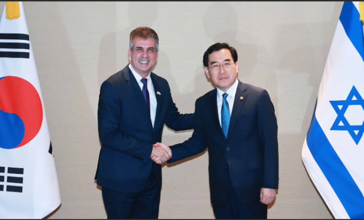 <strong>Lee Chang-yang, the Minister of Trade, Industry and Energy, South Korea and Eli Cohen Foreign Minister of Israel shaking hands.</strong>