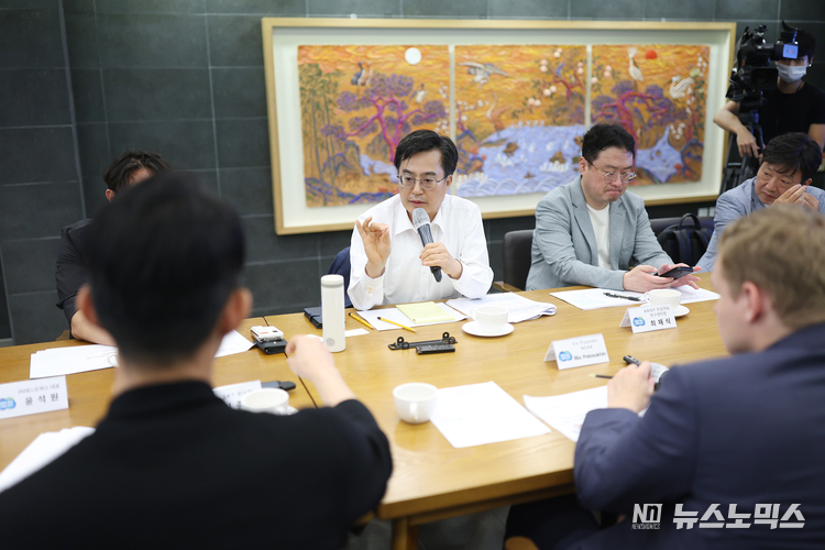 8일 수원 경기 도담소에서 진행된 ‘인공지능(AI) 전문가 정책 간담회’에서 김동연 경기도지사는 “경기도는 인공지능과 관련해서 뉴욕대 ‘AI 라운드테이블’, 챗지피티 활용방안 강구, 발달장애인 AI창작단 전시회 등 다른 지자체와 정부보다도 선도적인 시도를 하고 있다”며 “인공지능 시대가 부쩍 다가온 만큼, 경기도가 할 수 있는 일을 적극적으로 제안해 주면 관련 정책에 적극 반영하겠다”라고 자유로운 토론을 주문했다./사진=경기도