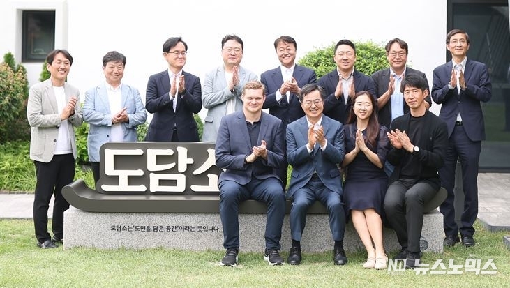 8일 수원 경기도 도담소에서 열린 ‘인공지능(AI) 전문가 정책 간담회’에서 일리야 폴로수킨(Illia Polosukhin) 니어파운데이션 대표와 최재식 카이스트 교수 등 국내외 인공지능(AI) 전문가들이 '인공지능(AI)의 안전한 활용과 경기도의 역할'을 모색한 뒤 기념촬영을 하고 있따./사진=경기도
