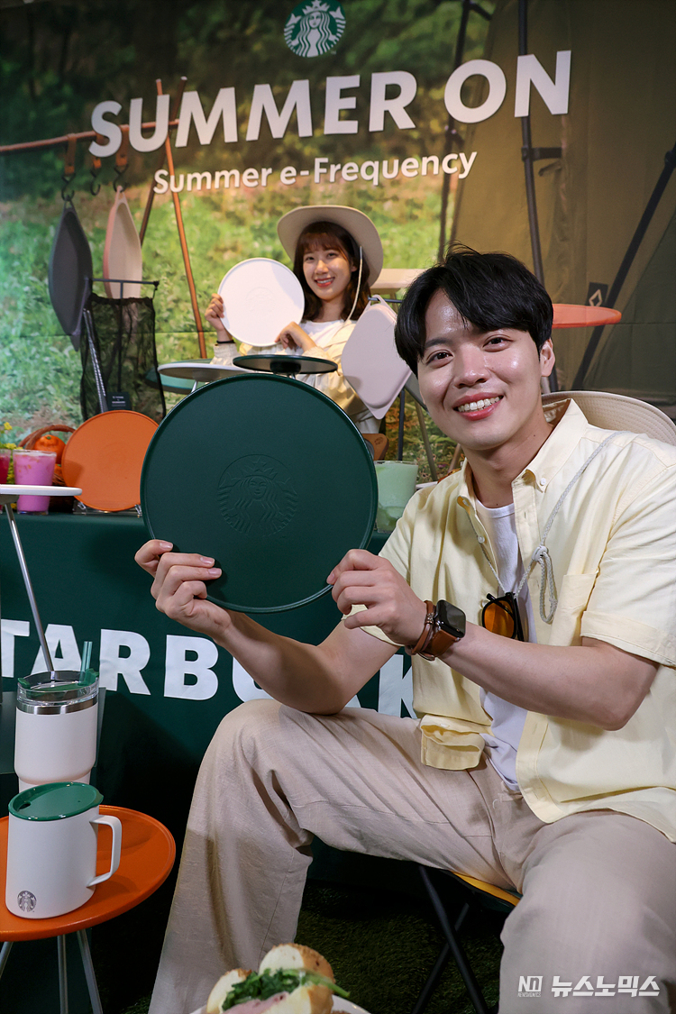 스타벅스가 12일 서울 서울 중구 한국프레스센터점에서 2023 서머 e-프리퀸스 이벤트 1차 증점품 수령을 기념하는 포토세션을 하고 있다. ⓒ정의철 기자