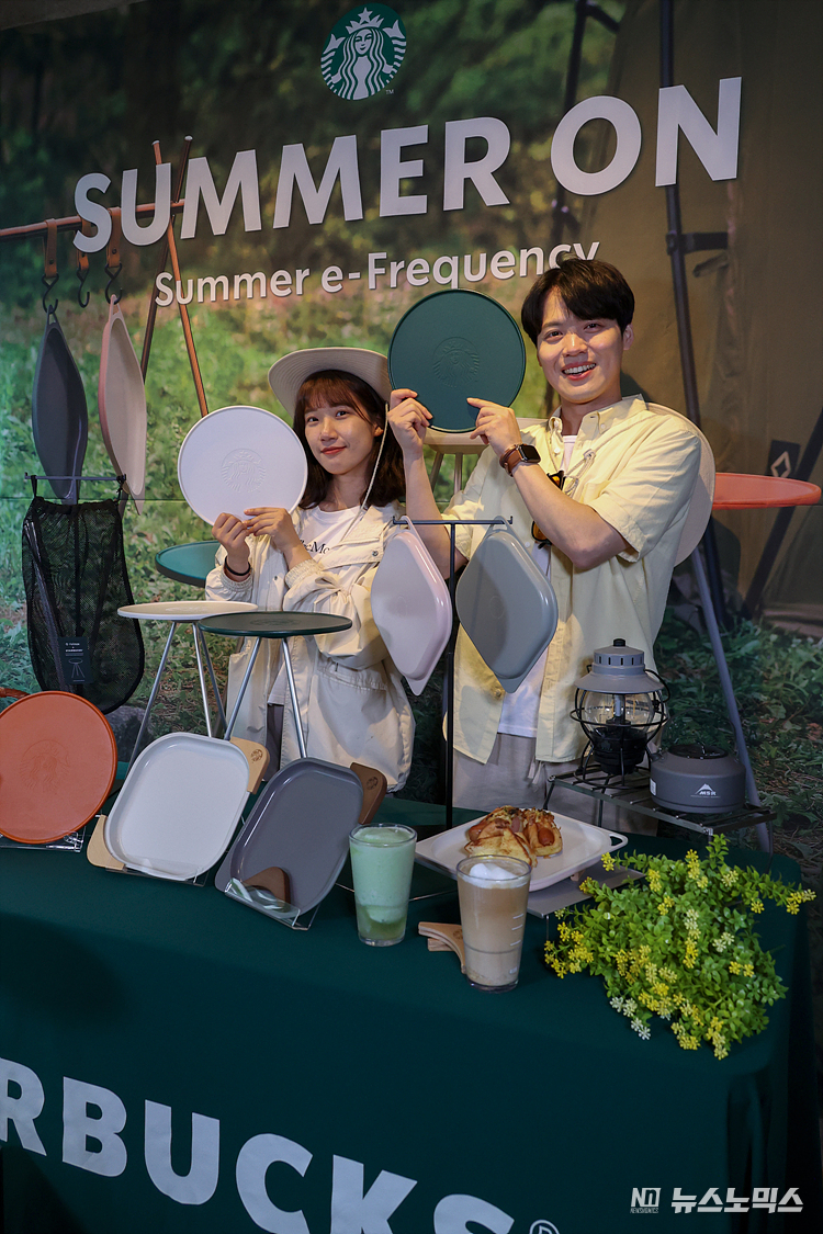 스타벅스가 12일 서울 서울 중구 한국프레스센터점에서 2023 서머 e-프리퀸스 이벤트 1차 증점품 수령을 기념하는 포토세션을 하고 있다. ⓒ정의철 기자