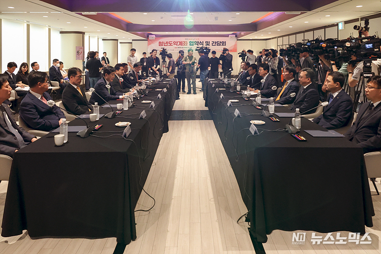 12일 서울 중구 은행연합회관에서 김주현 금융위원장, 박대출 국민의힘 정책위의장 등과 국내 은행장들이 모여 '청년도약 계좌 협약식 및 간담회'를 하고 있다. ⓒ정의철 기자