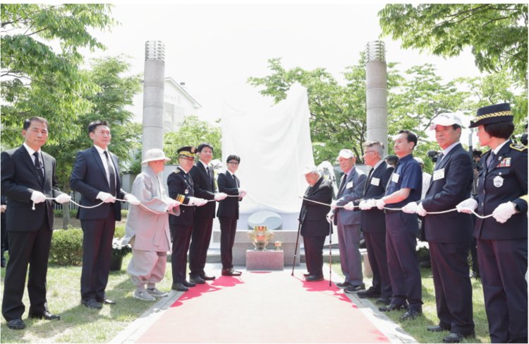 <strong>The picture shows Han Dong-hoon, the minister of Justice unveiling the tower among the war 6.25 Verterns .</strong>
