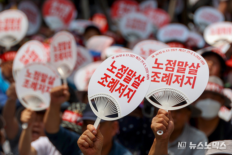 13일 서울 세종로 일대에서 열린 '6.13정신계승 전국노점상대회' 참석자들이 서울시 노점말삼 조례 저지, 노점상 생계 보호 특별법 제정, 공안탄압 검찰정권 퇴진을 촉구하고 있다. ⓒ정의철 기자