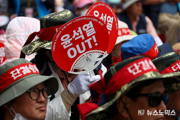 13일 서울 세종로 일대에서 열린 '6.13정신계승 전국노점상대회' 참석자들이 서울시 노점말삼 조례 저지, 노점상 생계 보호 특별법 제정, 공안탄압 검찰정권 퇴진을 촉구하고 있다. ⓒ정의철 기자