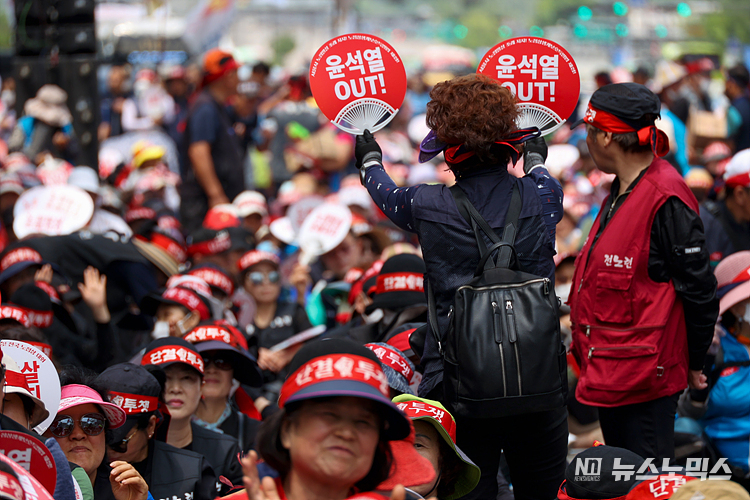 13일 서울 세종로 일대에서 열린 '6.13정신계승 전국노점상대회' 참석자들이 서울시 노점말삼 조례 저지, 노점상 생계 보호 특별법 제정, 공안탄압 검찰정권 퇴진을 촉구하고 있다. ⓒ정의철 기자