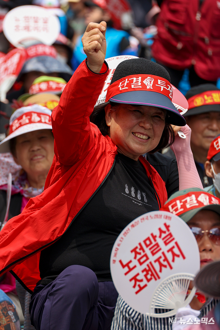 13일 서울 세종로 일대에서 열린 '6.13정신계승 전국노점상대회' 참석자들이 서울시 노점말삼 조례 저지, 노점상 생계 보호 특별법 제정, 공안탄압 검찰정권 퇴진을 촉구하고 있다. ⓒ정의철 기자