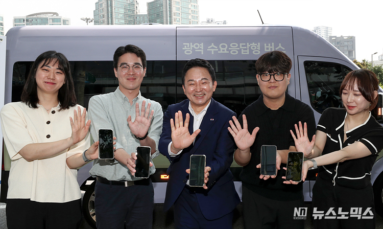 원희룡 국토교통부 장관이 14일 오전 서울 마포구 DMC타워에서 열린 '광역 콜버스 시범사업 협약식'이 끝난 뒤 광역 콜버스 앞에서 일반인 시승자들과 함께 기념촬영을 하고 있다. ⓒ정의철 기자(공동취재)