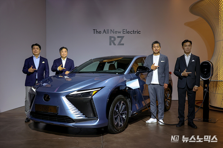 렉서스코리아가 21일 송파구 롯데월드몰에서 첫 전용 전기차 '디 올 뉴 일렉트릭 RZ'와 '뉴 제너레이션 RX'를 공식 출시해 포토세션을 하고 있다. 왼쪽부터 렉서스 인터내셔널 오노 타카아키 RZ 수석 엔지니어, 렉서스코리아 콘야마 마나부 사장, 렉서스 인터내셔널 와타나베 타카시 사장, 렉서스 인터내셔널 카사이 요이치로 RX 부수석 엔지니어. ⓒ정의철 기자