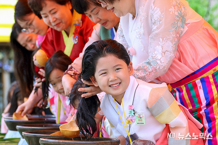 단오를 하루 앞둔 21일 서울 강남구 못골한옥어린이도서관에서 열린 단오맞이 행사에 참석한 어린이들이 창포 머리감기 체험을 하고 있다. ⓒ정의철 기자