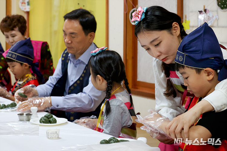단오를 하루 앞둔 21일 서울 강남구 못골한옥어린이도서관에서 열린 단오맞이 행사에 참석한 어린이들이 단오절 대표음식인 수리취떡을 만들고 있다. ⓒ정의철 기자