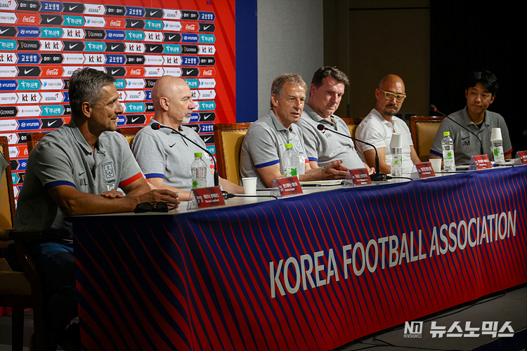 위르겐 클린스만 축구대표팀 감독과 코치진이 22일 서울 종로구 축구회관에서 향후 대표팀 운영 방향에 대한 기자회견을 하고 있다. ⓒ정의철 기자