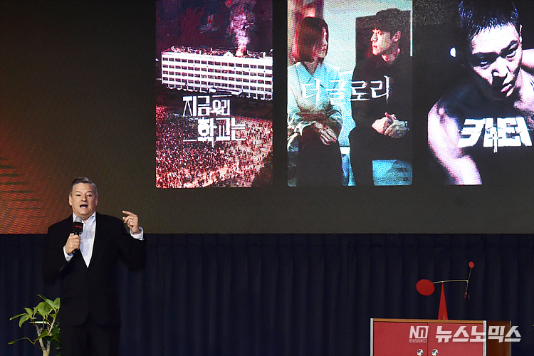 테드 서랜도스 최고경영 책임자(CEO)가 22일 서울 종로구 새문안로 포시즌스 호텔에서 진행된 넷플릭스(Netflix)와 한국콘텐츠 이야기 간담회에 참석해 인사말을 전하고 있다. ⓒ사진공동취재단