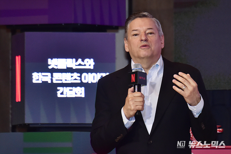 테드 서랜도스 최고경영 책임자(CEO)가 22일 서울 종로구 새문안로 포시즌스 호텔에서 진행된 넷플릭스(Netflix)와 한국콘텐츠 이야기 간담회에 참석해 인사말을 전하고 있다. ⓒ사진공동취재단